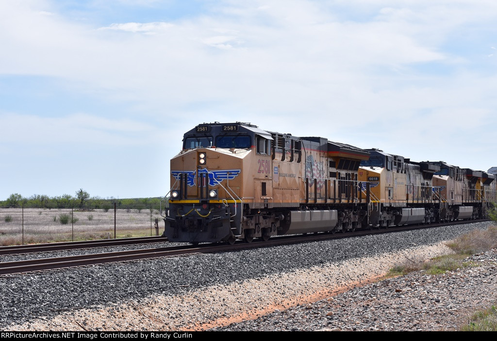 UP 2581 North entering Leona siding